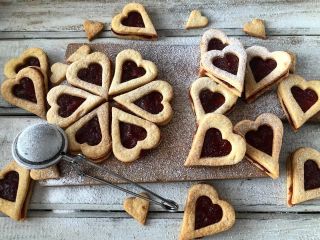 Kombinace linecké + Vánoce je tradiční ❤️ . . Džem grepovo-brusinkový supr souznění v lineckém 😺 . . #beydyzka...