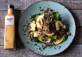 🟡mango dresink🟡 skvěle doplnil salát ze salátových srdíček, prokládaný avokádem, parmezánem a sypaný slanou granolou a...