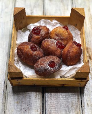 Masopustní koblihy s chilli džemem 👌🏻 Náš chilli džem je sladký s jemně pálivou chutí, díky čemuž je neuvěřitelně...